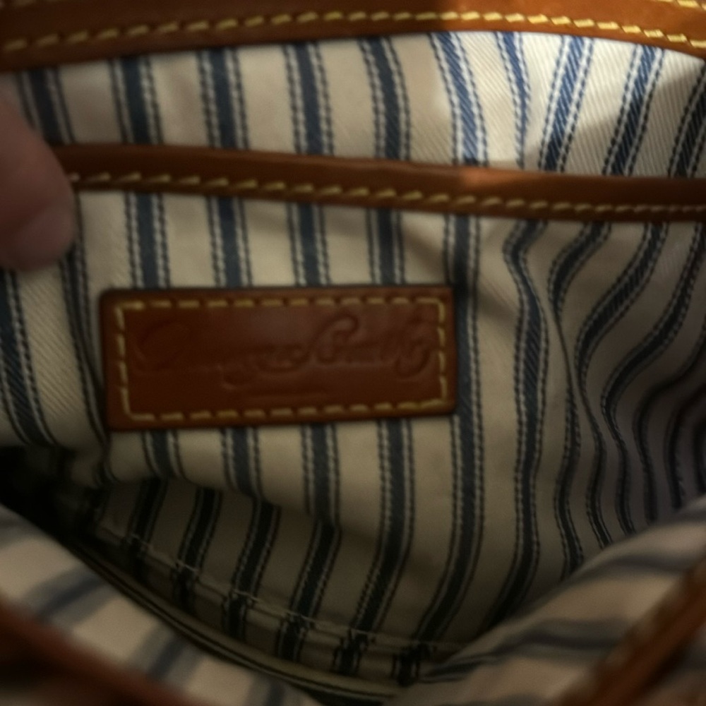 Dooney and Bourke red purse- used/ still in very good condition - Picture 7 of 12